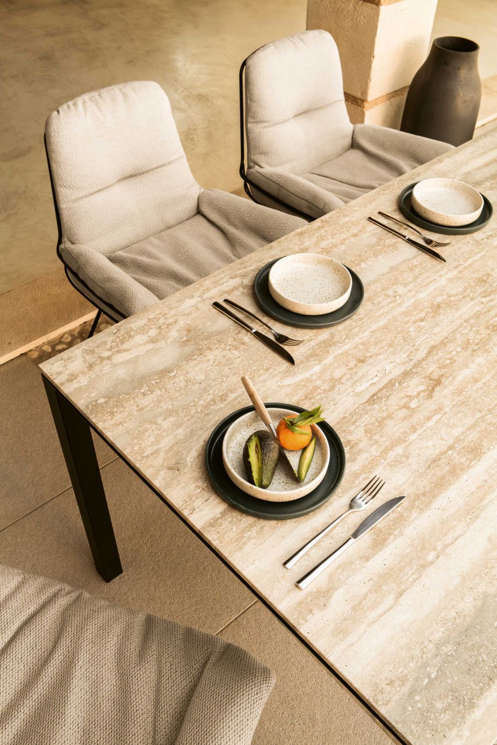 S 600 Janua Outdoor Tisch mit Steinoberfläche und gedecktem Tisch für Mahlzeiten im Freien.