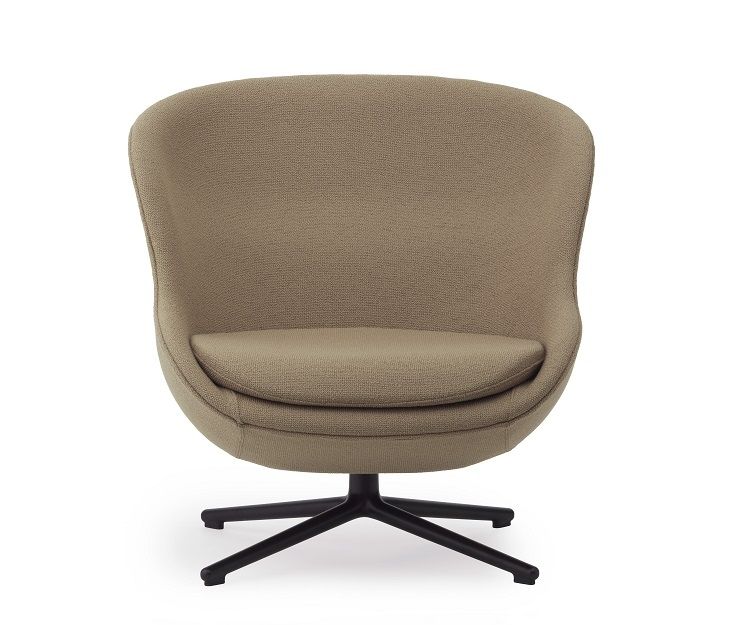 Beiger Hyg Lounge Chair Low Swivel Sessel von Normann Copenhagen mit schwarzem Drehgestell. Komfortabler Design Sessel.