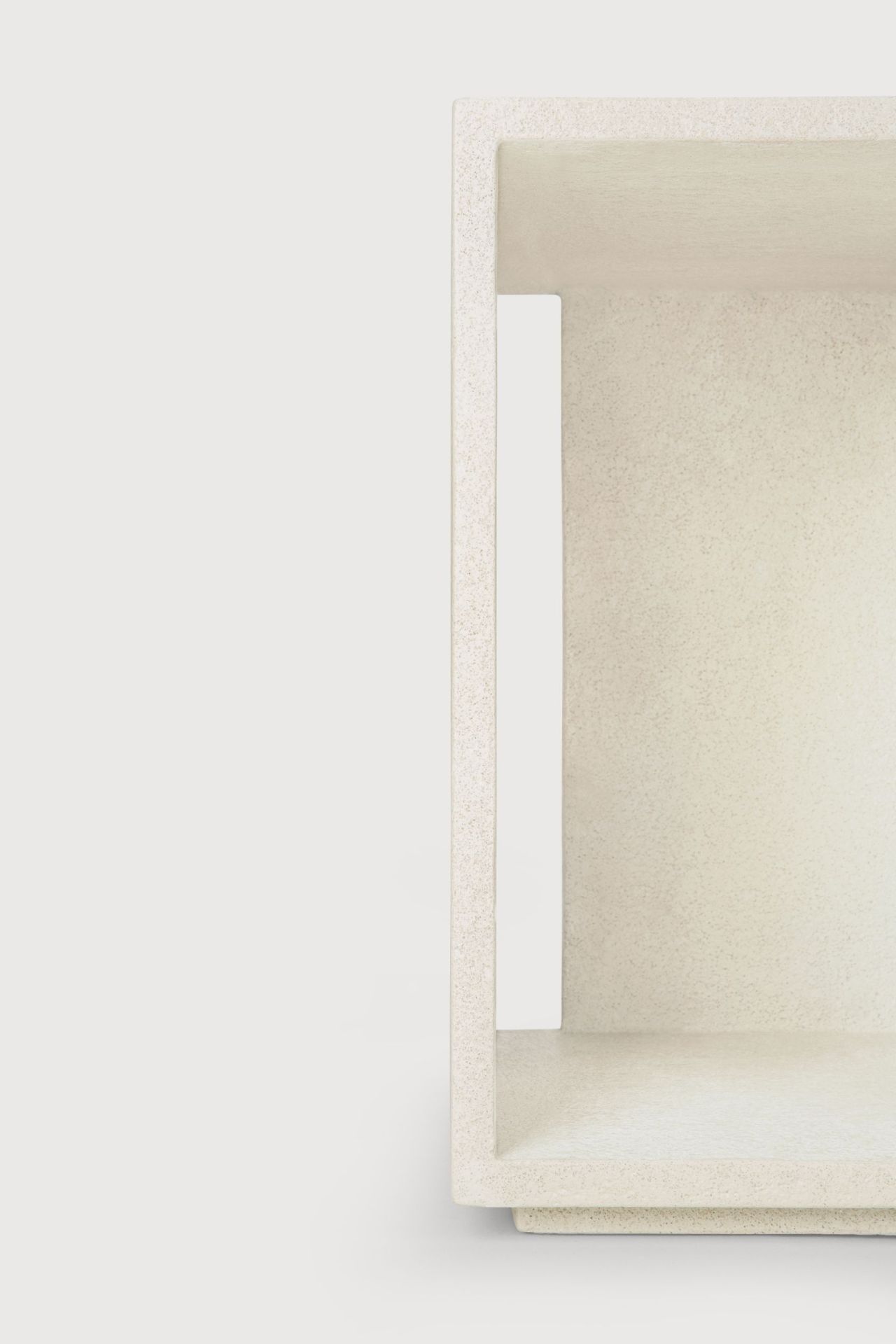 Detailaufnahme des Ethnicraft Elements Nachttischs in hellem Farbton, minimalistisches Design für Schlafzimmer.