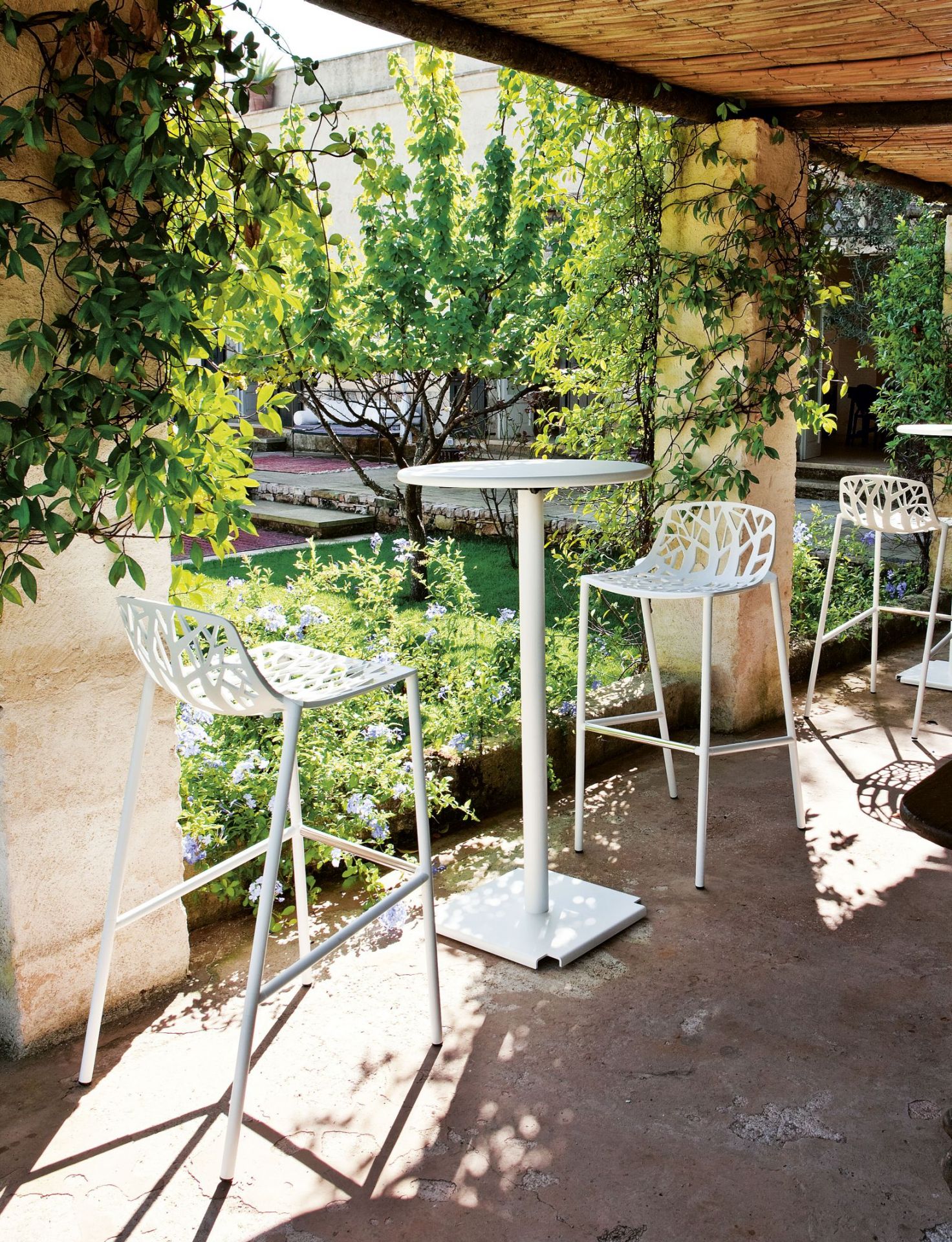 Weißer Forest Barhocker von Fast Outdoor mit Baum-Design im Gartenambiente. Hochwertiger Gartenbarhocker für den Außenbereich.