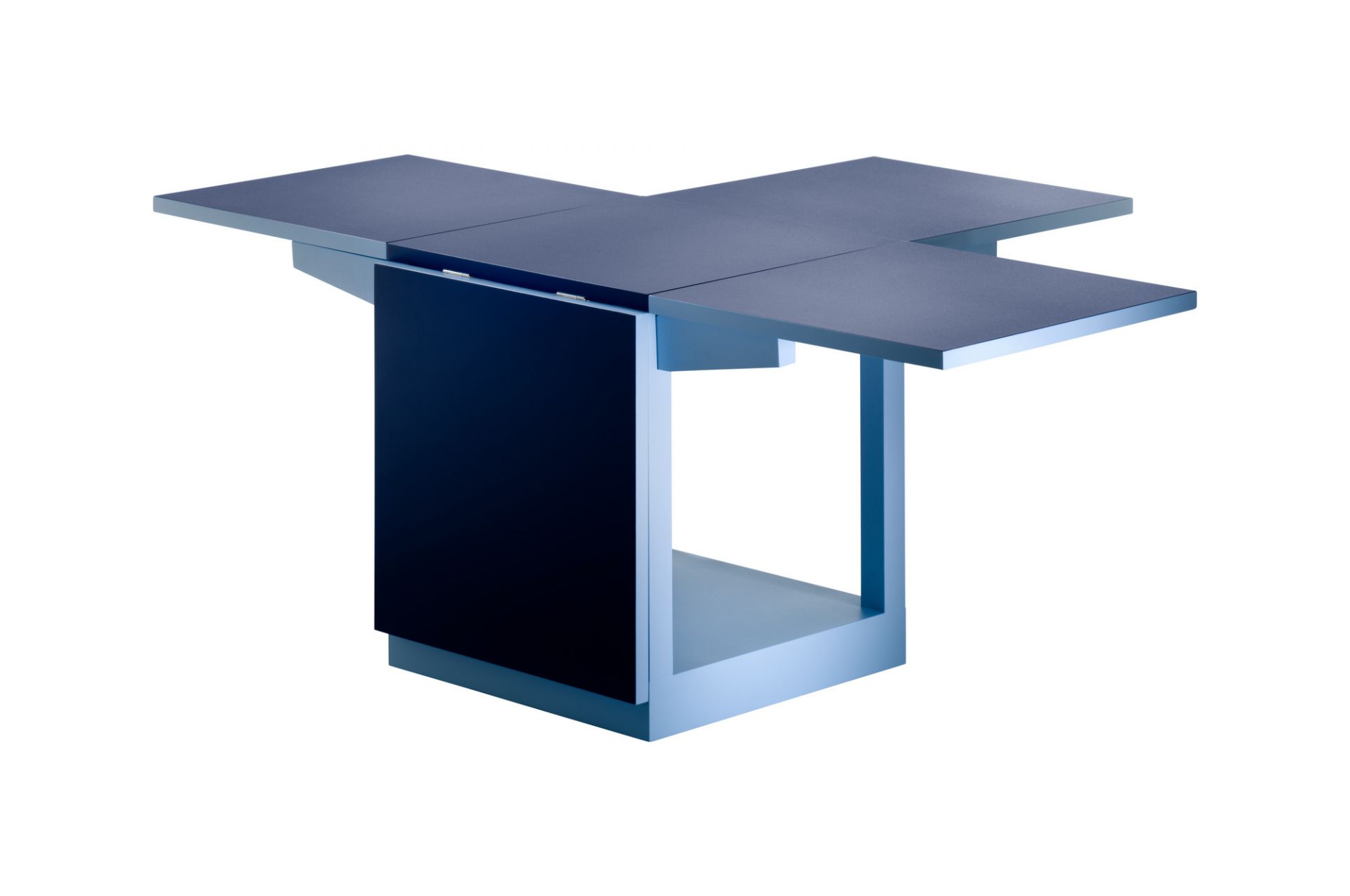 Blauer K10N Klapptisch von Tecta mit ausgeklappter Tischplatte im Bauhaus Design.