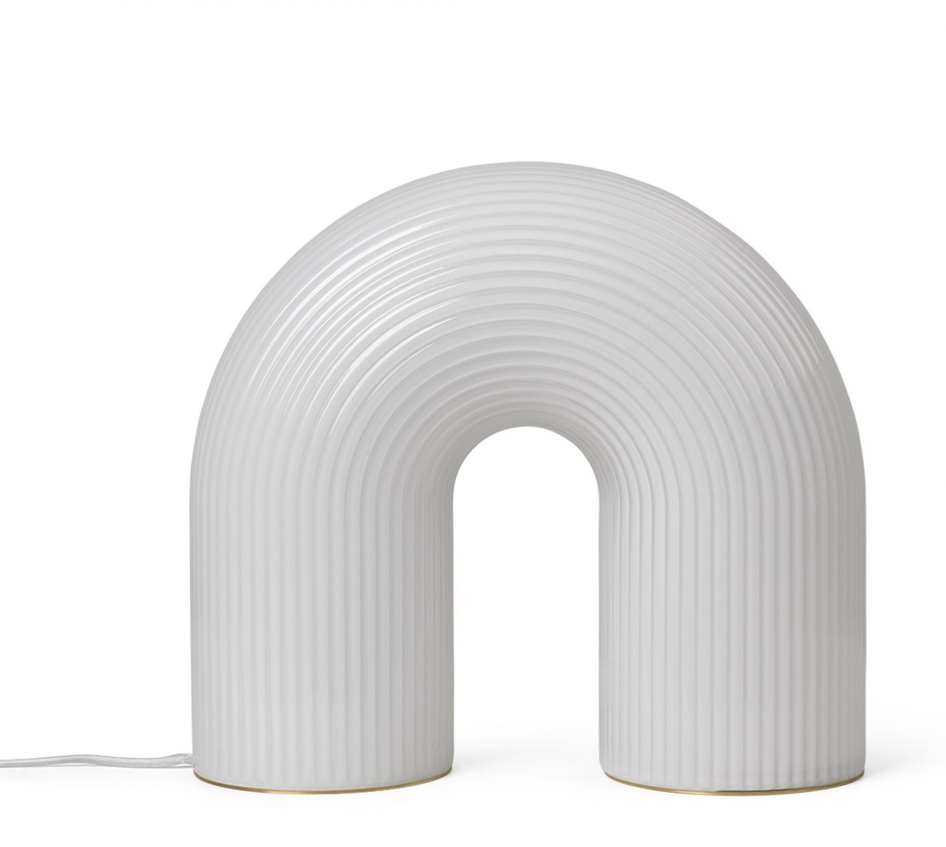 Vuelta Stehleuchte von Ferm Living: U-förmige, gerippte Glaslampe in Weiß mit goldenem Sockel.