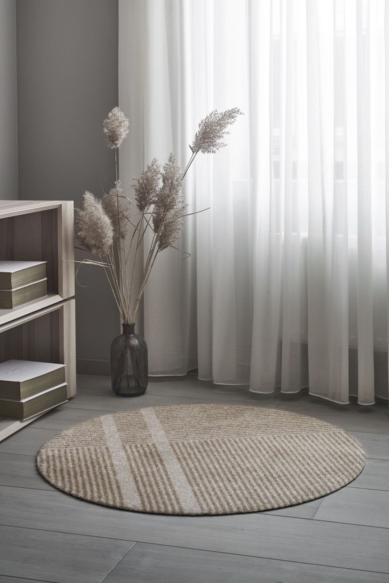 Runde Løype Fußmatte von Heymat im Innenraum mit modernem Muster und sanften Farben.