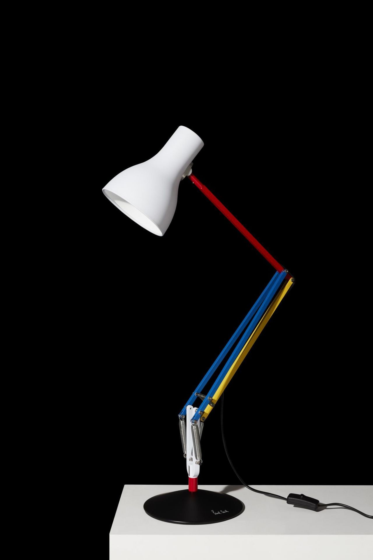 Anglepoise Type 75 Paul Smith Edition Tischleuchte mit weißem Lampenschirm und farbigem Arm.