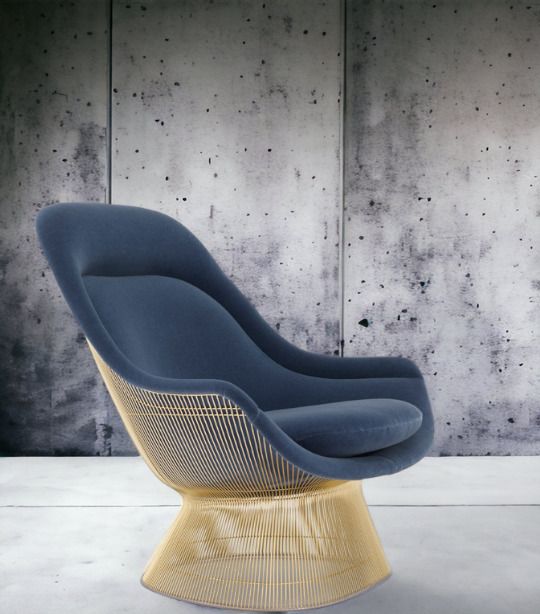 Blauer Platner Sessel von Knoll International mit goldenem Drahtgestell, moderner Designklassiker.