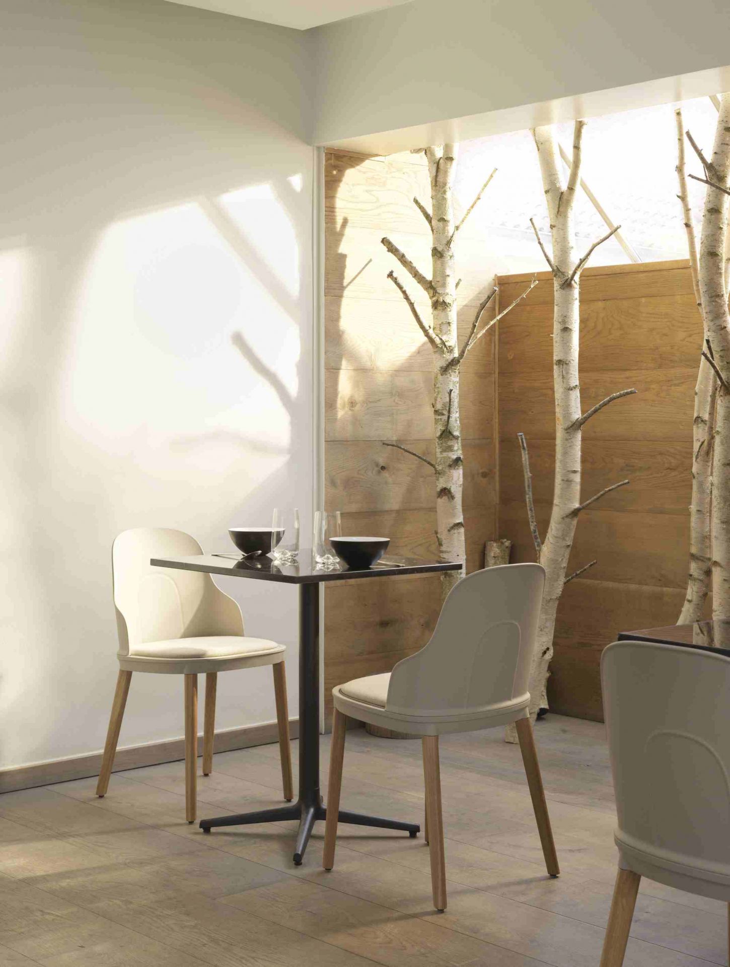 Allez Tisch von Normann Copenhagen, quadratisch, 60x60 cm, mit zwei Stühlen und Geschirr.