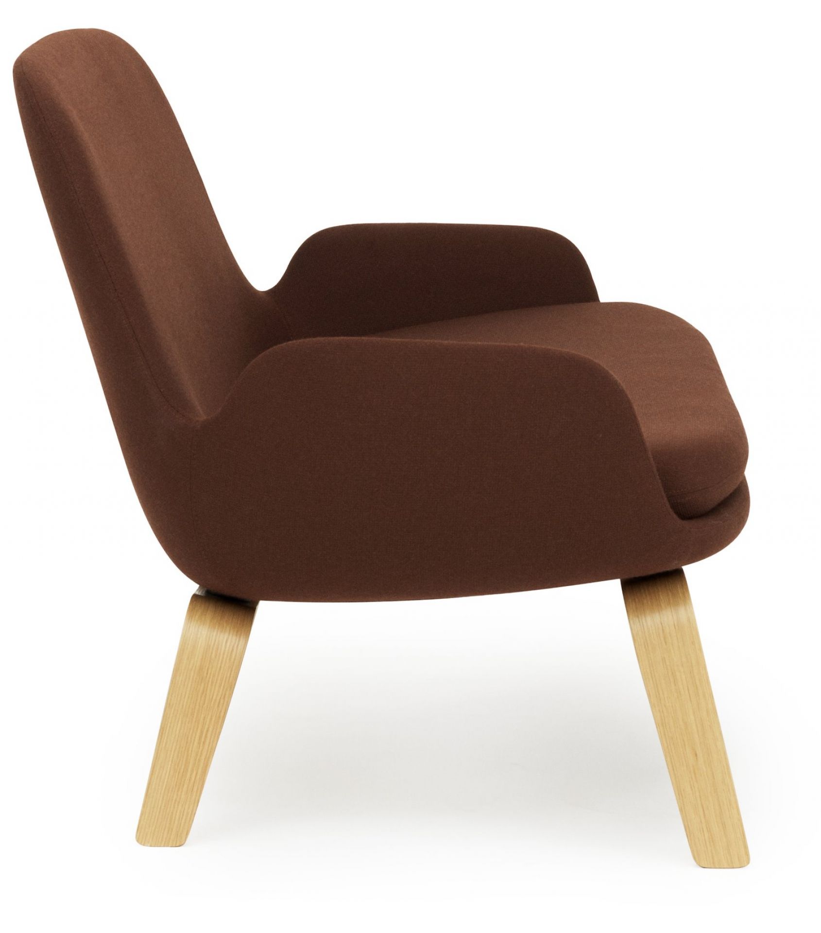 Brauner Era Sessel von Normann Copenhagen mit Holzbeinen, seitliche Ansicht. Modernes Design für Wohnzimmer.