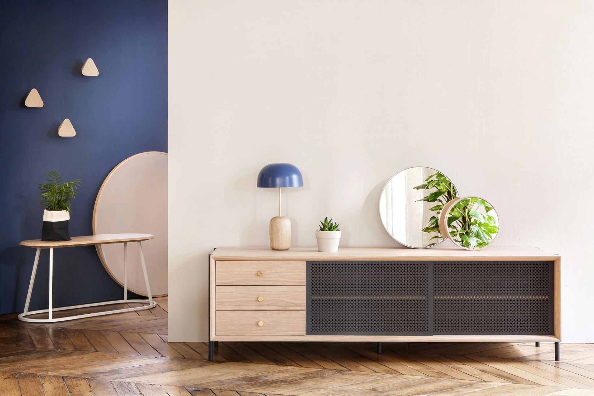 Gabin Sideboard von Hartô aus hellem Holz mit Schubladen und dunklen Lochblechtüren.