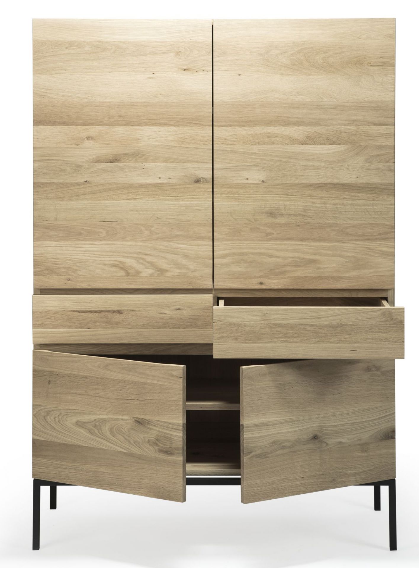 Ligna Hochschrank aus Eiche von Ethnicraft mit offenen Türen und Schublade.