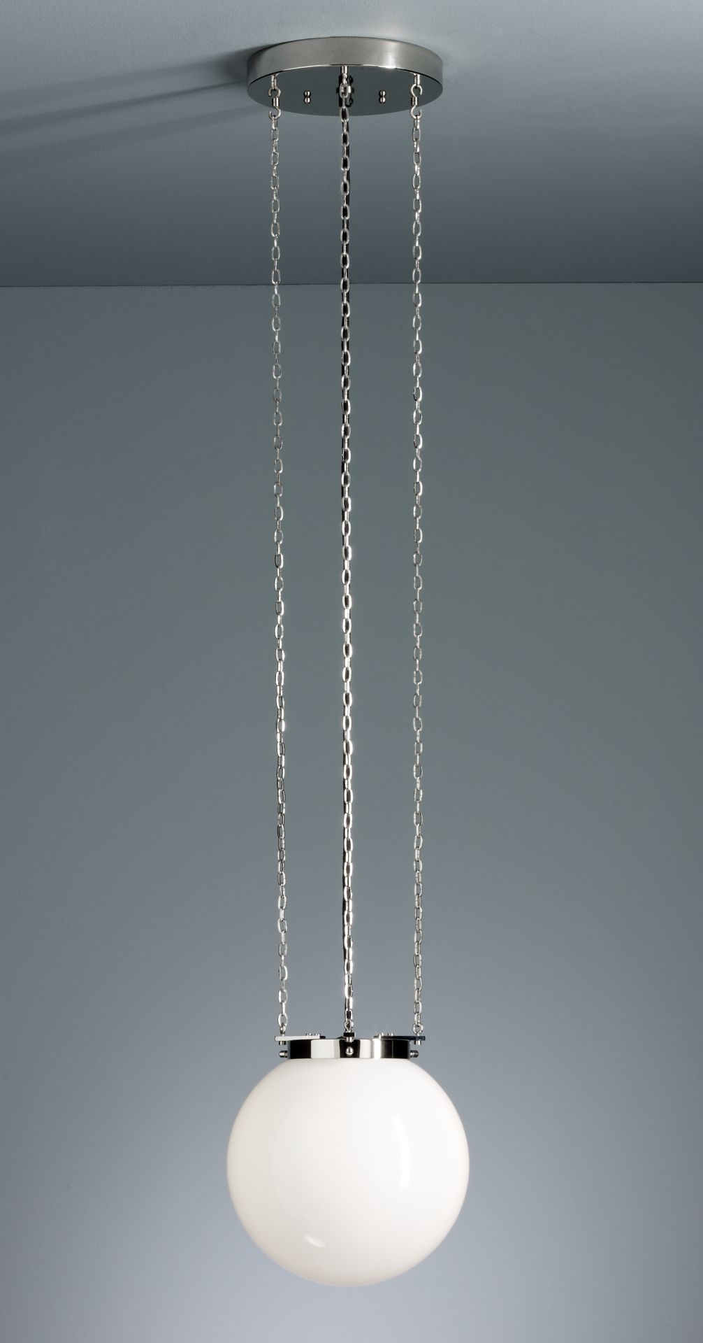 HMB 27 Pendelleuchte von Tecnolumen: Weiße Glaskugel-Hängelampe mit Kettenaufhängung und Chrom-Elementen. Moderne Deckenleuchte für Wohnräume.