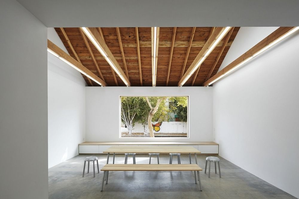 Run Bench 3-Sitzer Bank aus Aluminium und Walnuss, moderne Sitzbank für den Innenbereich.