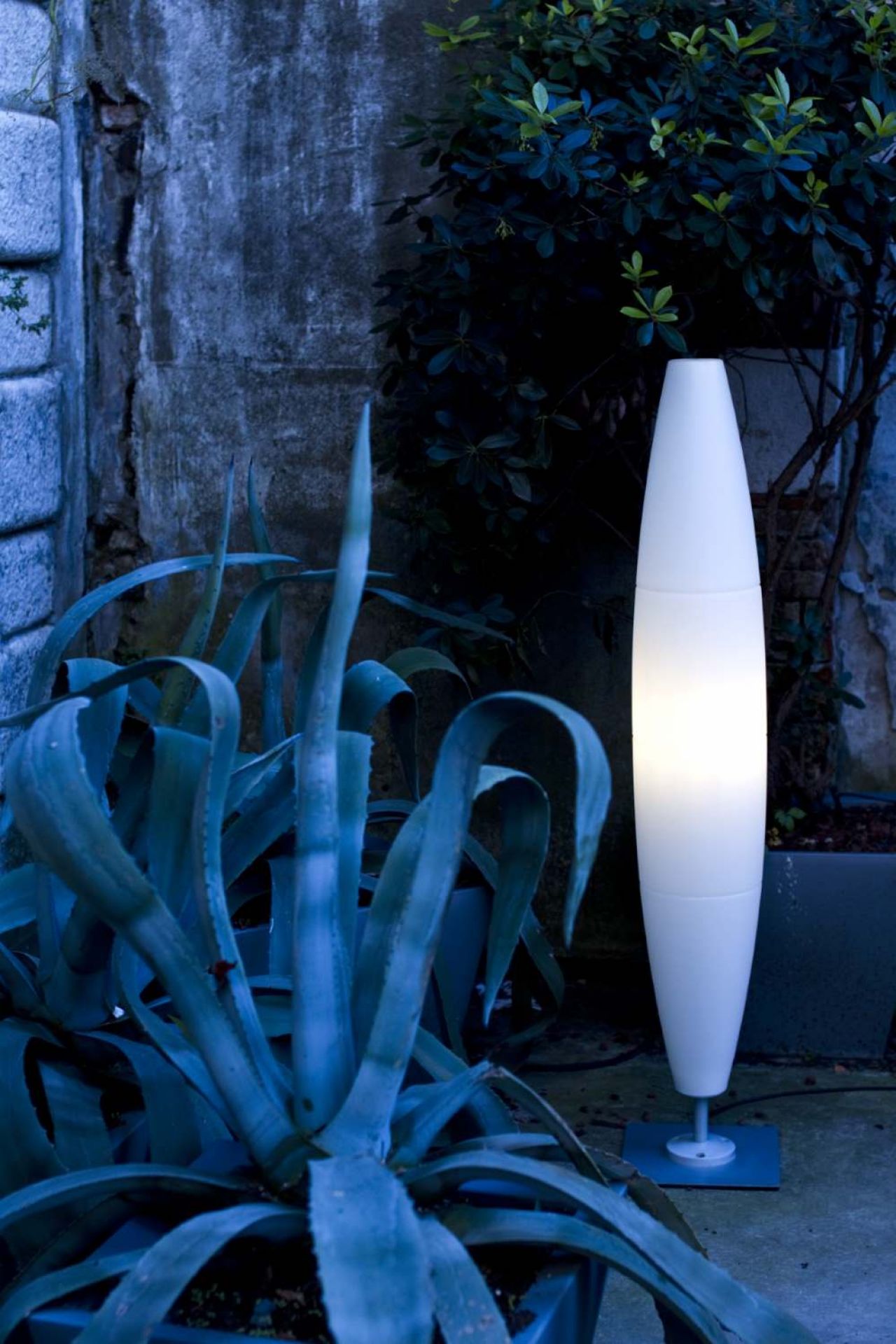 Weiße Havana Outdoor Stehleuchte von Foscarini im Garten, moderne Gartenbeleuchtung.