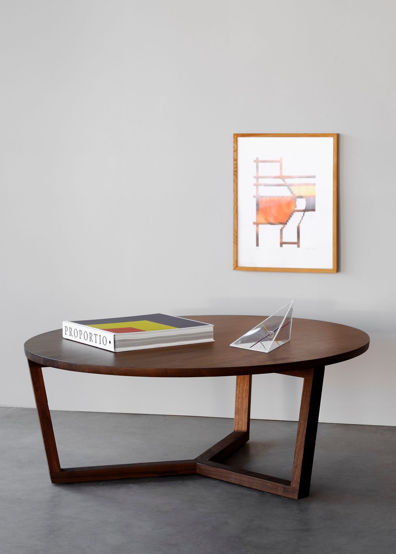 Runder Ethnicraft Couchtisch aus Eiche mit Tripod-Gestell, dekoriert mit Buch und Deko-Objekt.