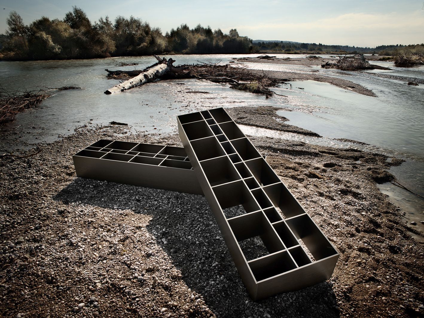 Zwei Code 1 Holzregale aus MDF am Flussufer, modernes Design für Wohnräume.