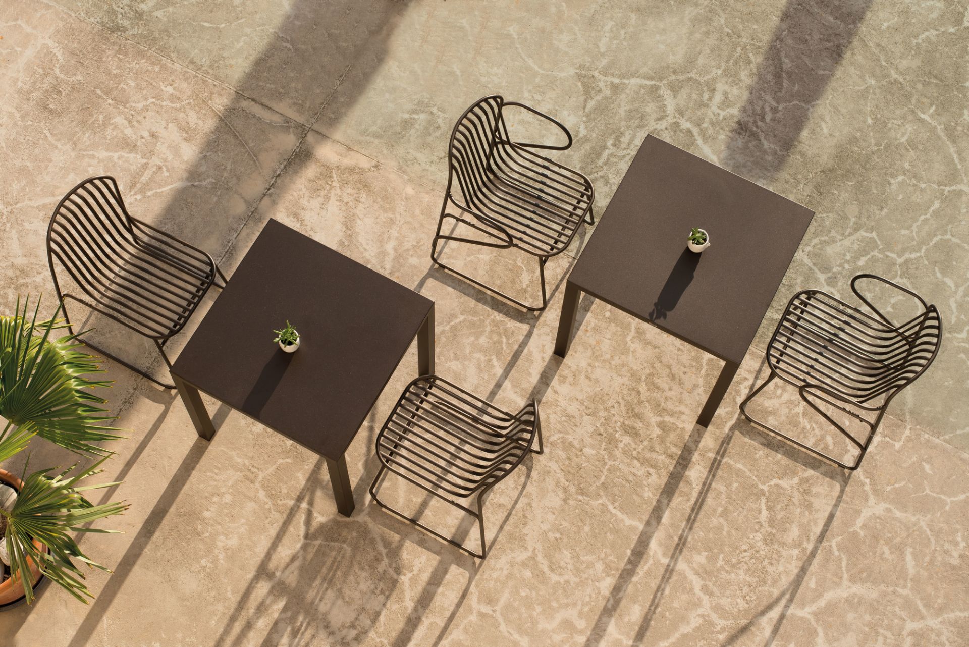 Draufsicht: Emu Riviera Armlehnstühle und Tische aus Metall für den Garten oder die Terrasse.