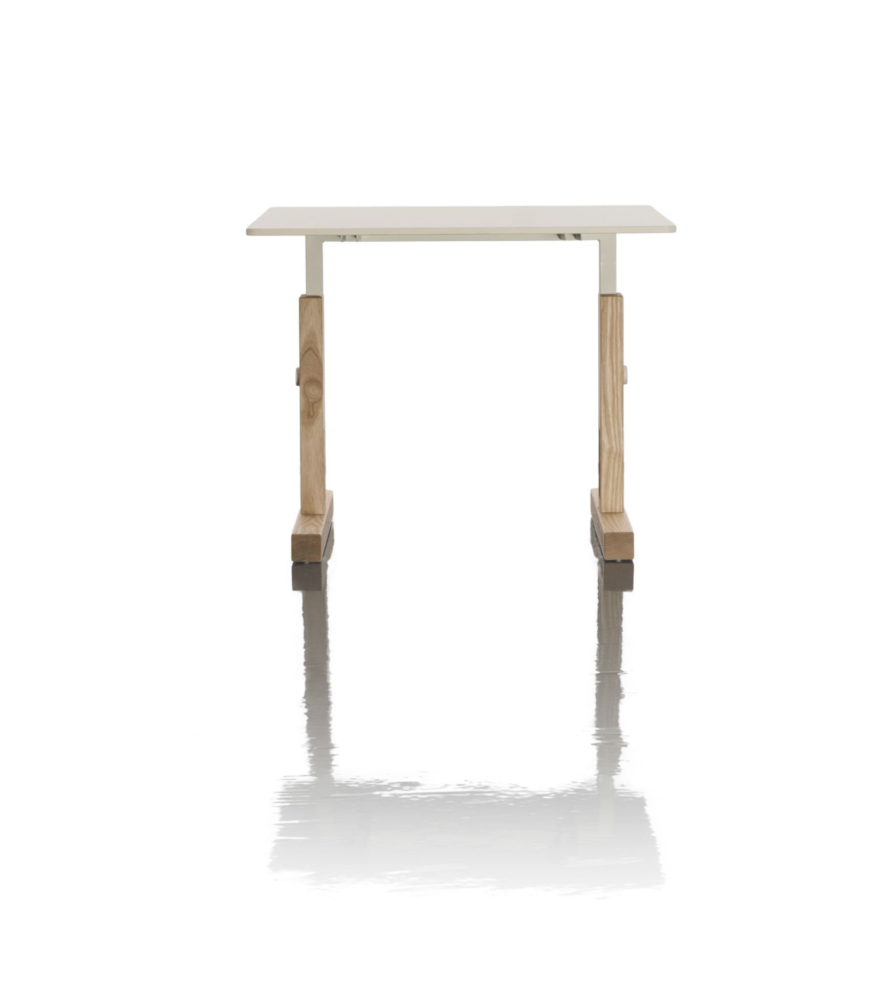 Magis Little Big Table Kindertisch, höhenverstellbarer Schreibtisch mit Holzbeinen und weißer Tischplatte.