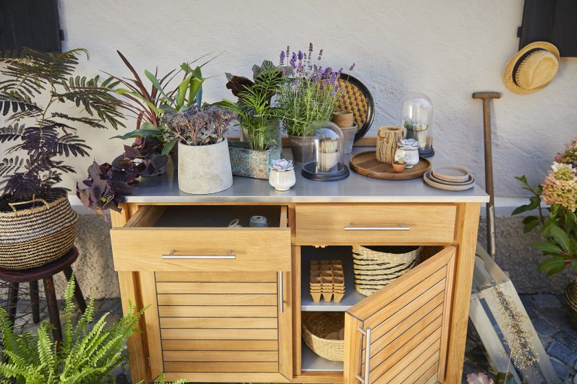 Weishäupl Deck Pflanzboard: Outdoor Element mit Schubladen und Stauraum, bepflanzt und dekoriert.