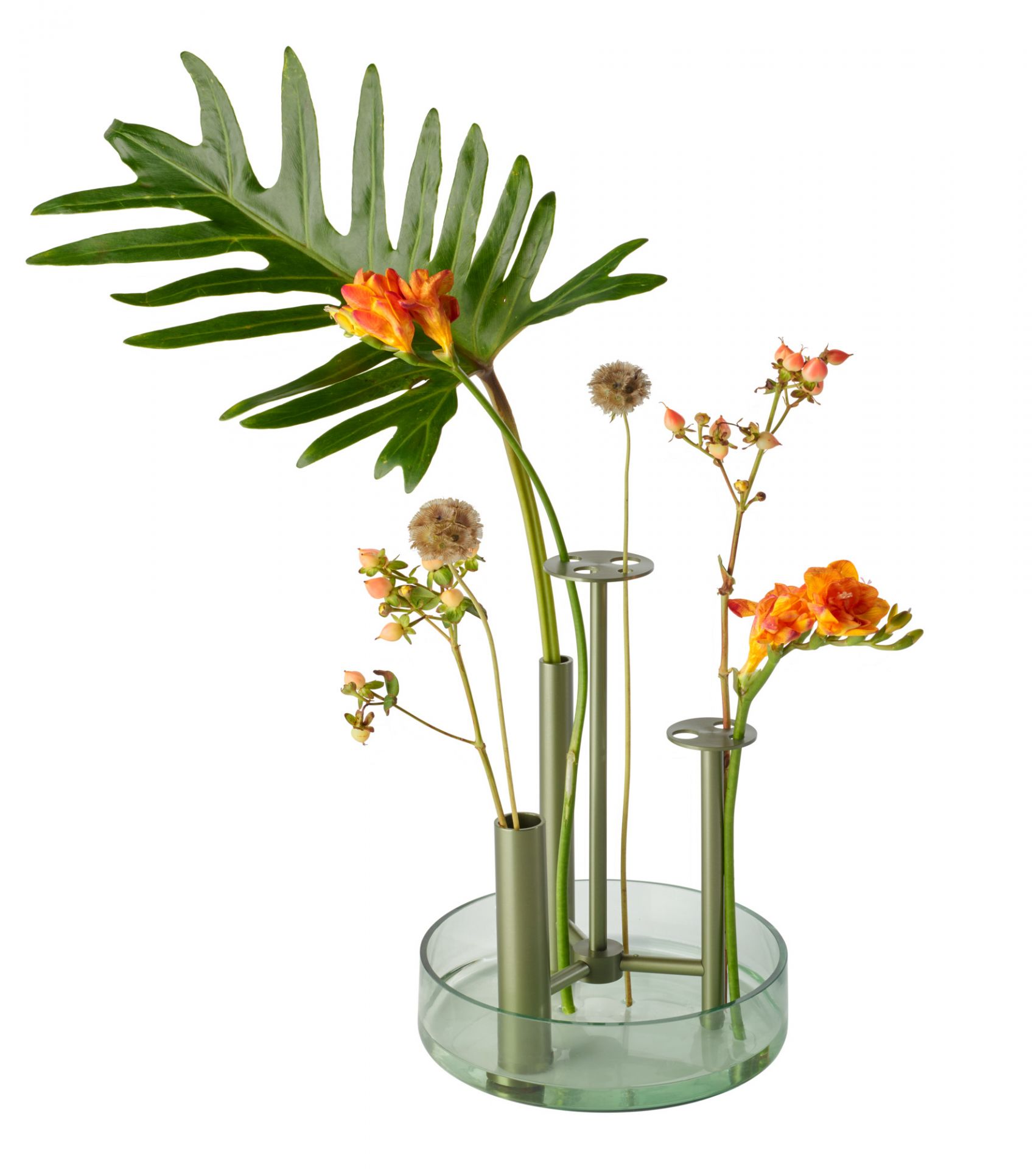 Ikeru Vase von Fritz Hansen, EINZELSTÜCK: Hohe Design-Blumenvase aus Glas und Metall mit floralem Arrangement.
