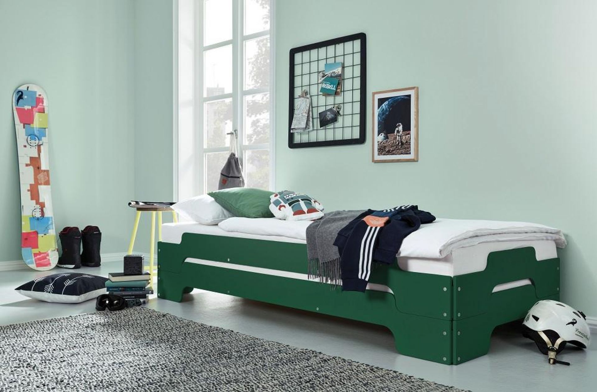 Grüne Stapelliege Klassik von Müller Möbelwerkstätten im modernen Kinderzimmer mit Snowboard und Deko.