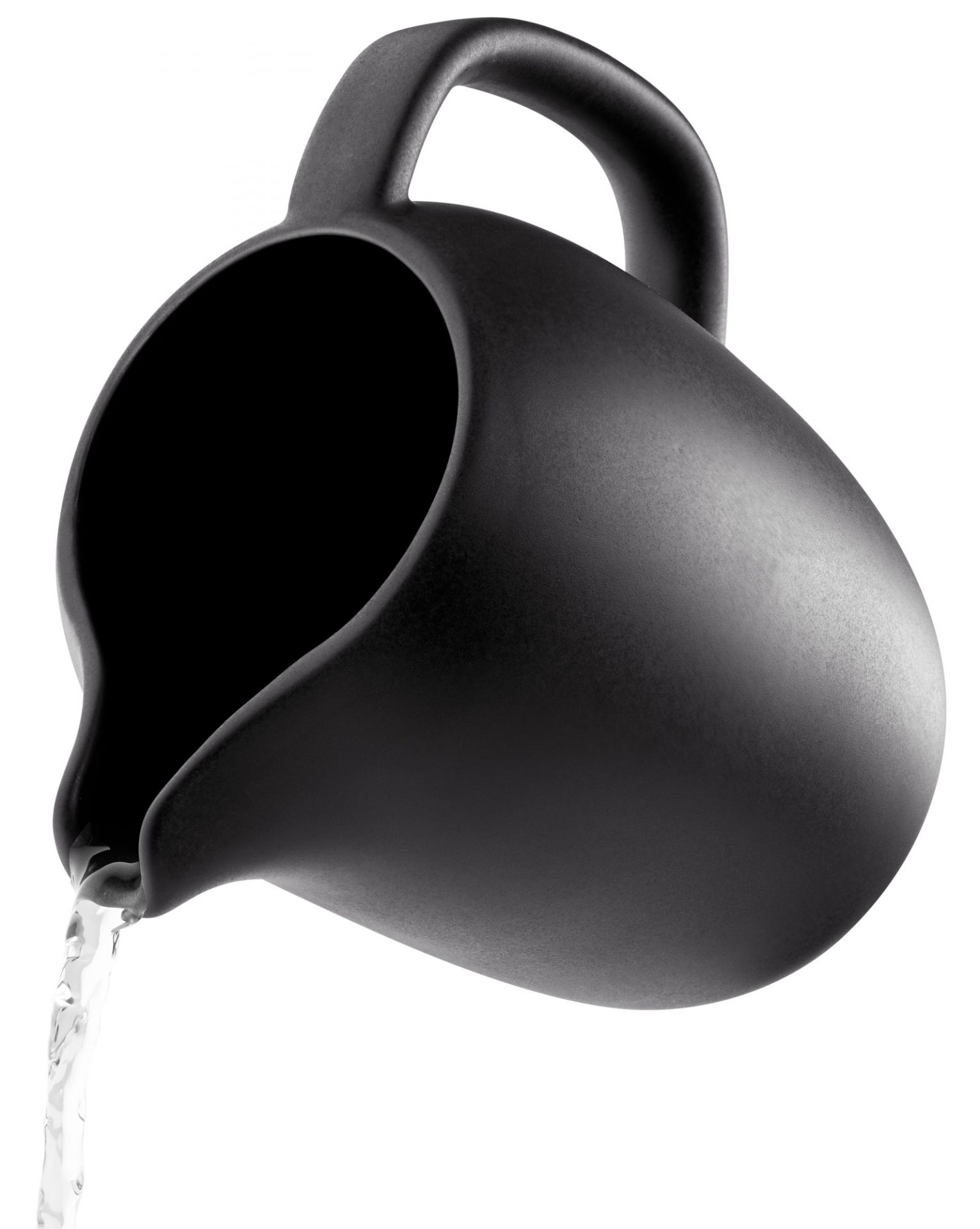 Schwarze Nordic Kitchen Kanne von Eva Solo beim Ausgießen von Wasser, modernes Küchendesign.