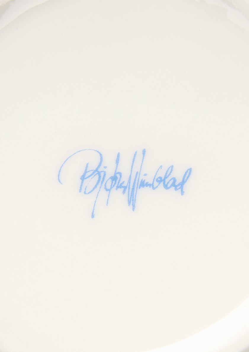 Detailaufnahme der Signatur von Bjørn Wiinblad auf der hellblauen Eva Vase.