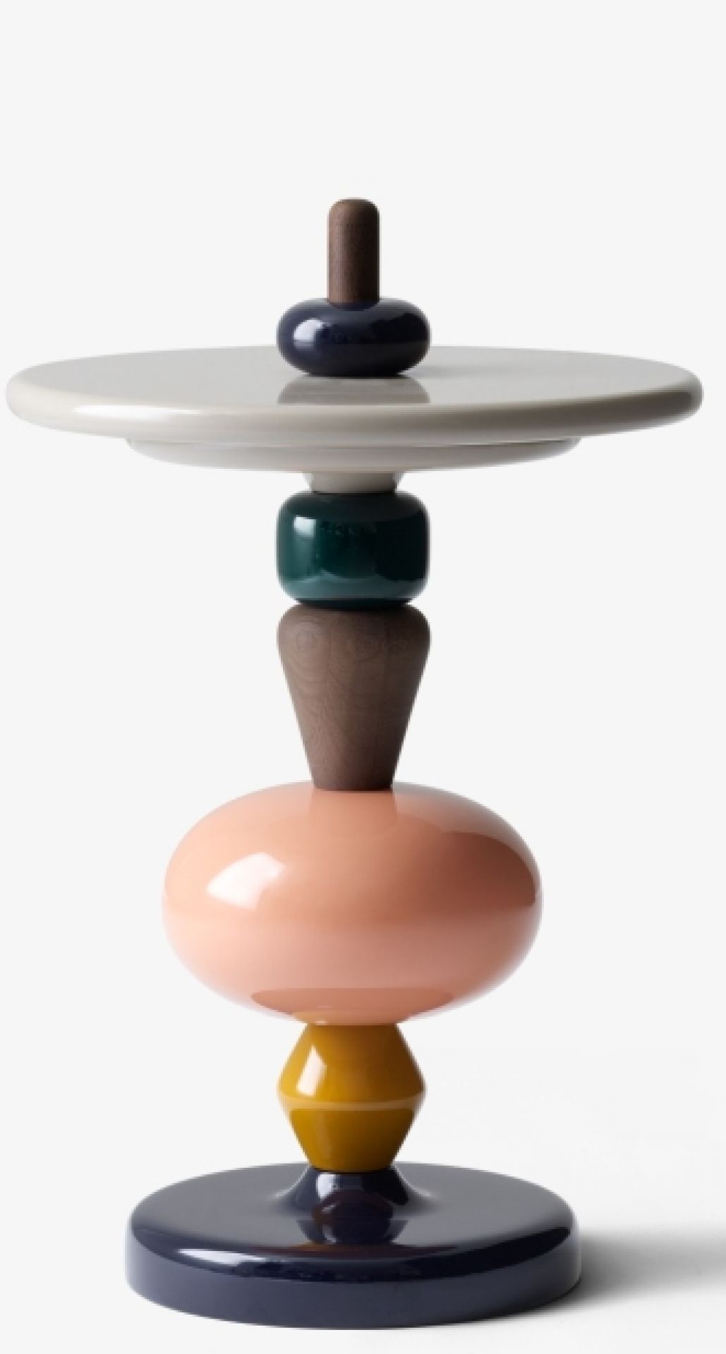 Buntes AndTradition Shuffle Tisch MH1 Bild: Moderner Beistelltisch aus Holz und lackierten Elementen.