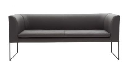 Graue Mell Polsterbank von Cor mit Lederbezug und filigranem Metallgestell, Frontansicht.