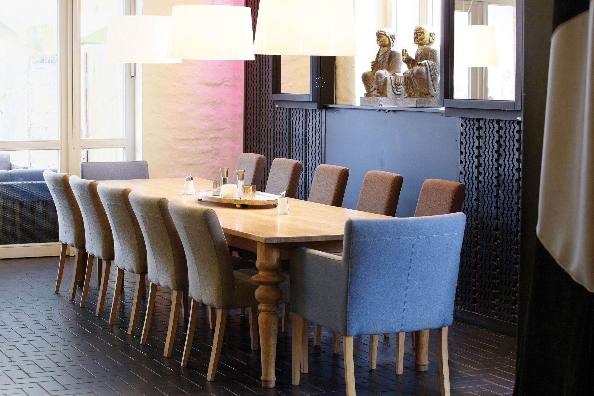 Esstisch aus Holz: Drexler Tisch von Jan Kurtz mit Stühlen in modernem Esszimmer.