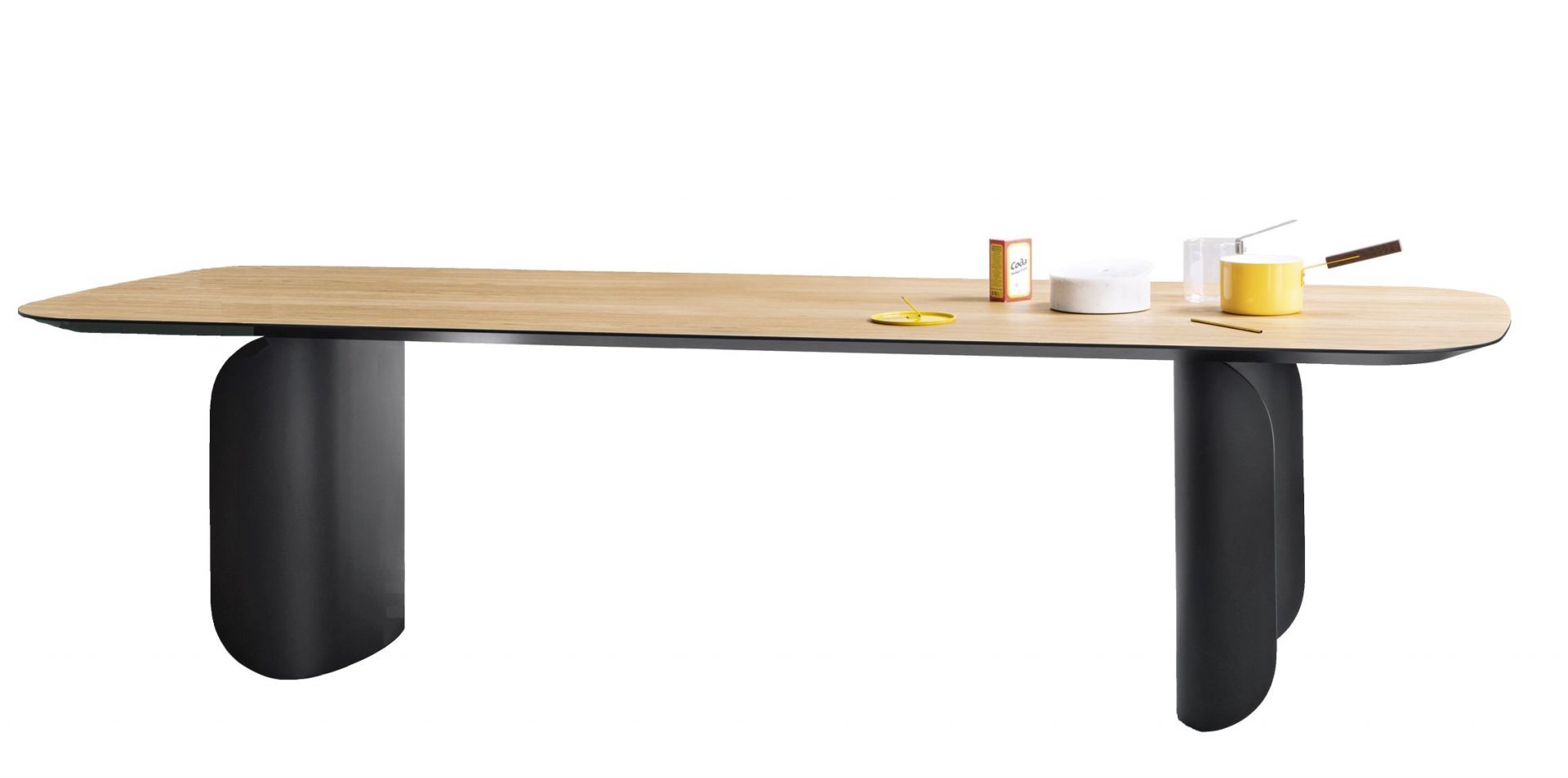 Barry Tisch mit Tischplatte in geflammter Eiche und schwarzen, abgerundeten Beinen von Miniforms.