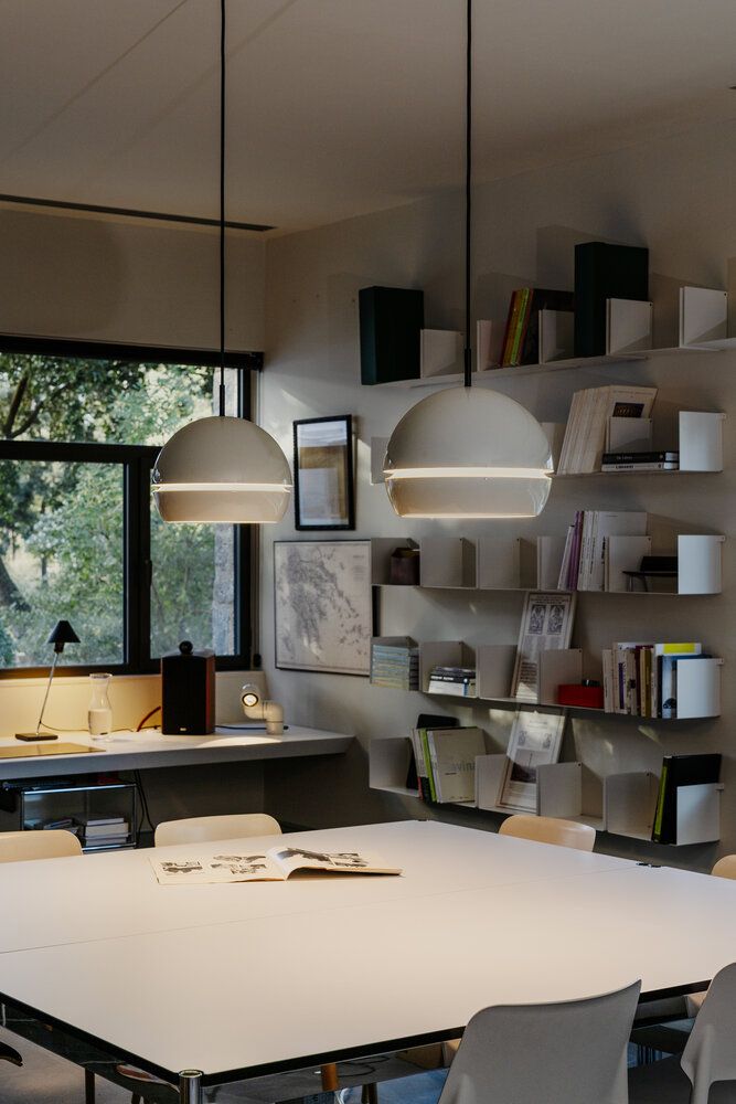 Zwei Fontana Pendelleuchten von Santa & Cole über einem Esstisch, modernes Design.