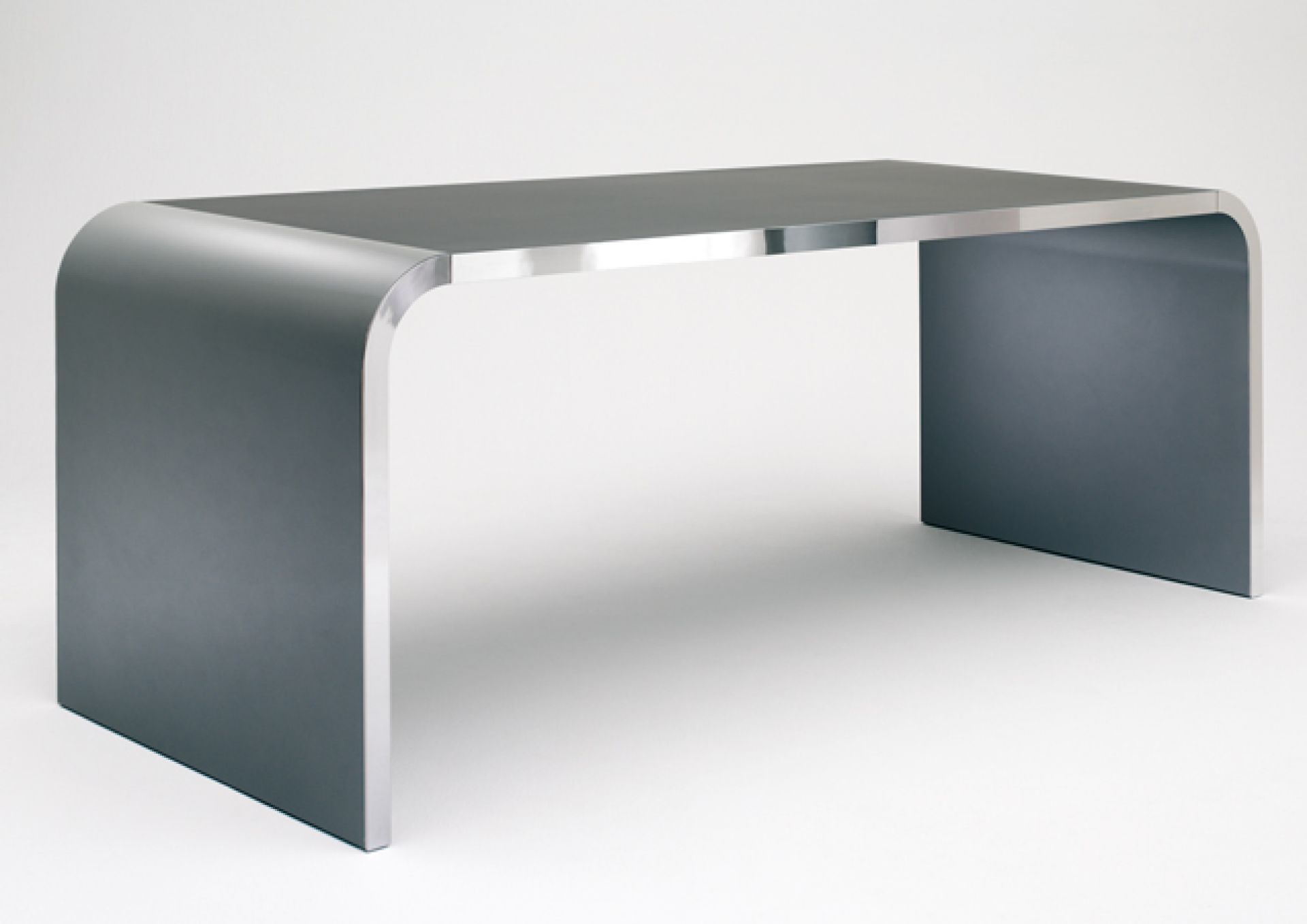 M10 Highline Tisch von Müller Möbelfabrikation: Moderner Schreibtisch in Grau mit abgerundeten Kanten.