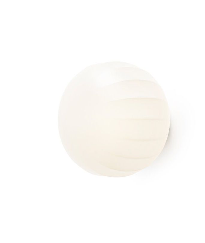 Weiße, runde Lita Wandleuchte/Deckenleuchte von Luceplan, modernes Design für stilvolle Beleuchtung.