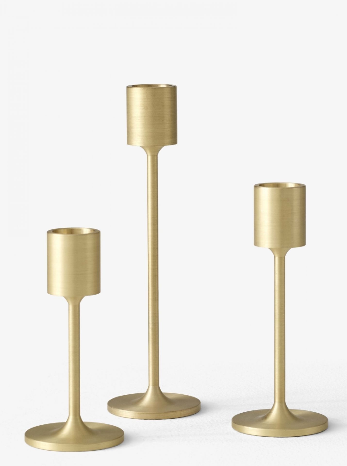 Drei goldene AndTradition Kerzenhalter SC57-SC59 in unterschiedlicher Höhe, minimalistisches Design.