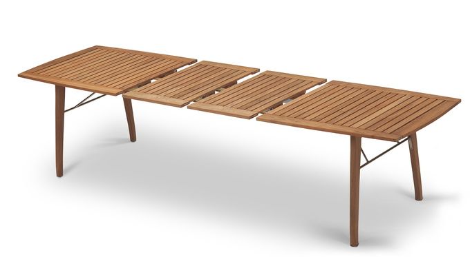 Ballare Table Outdoor von Skagerak: Ausgezogener Gartentisch aus Teakholz mit Lamellen.