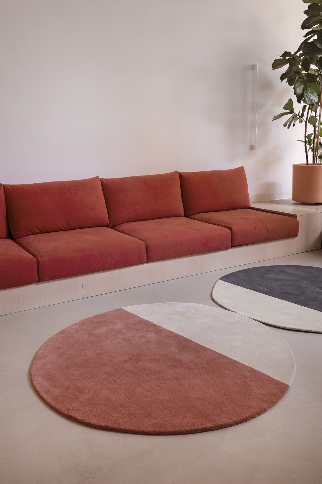 Zwei runde Pearls Teppiche von Nanimarquina aus Wolle in Rosa-Beige und Grau-Beige.