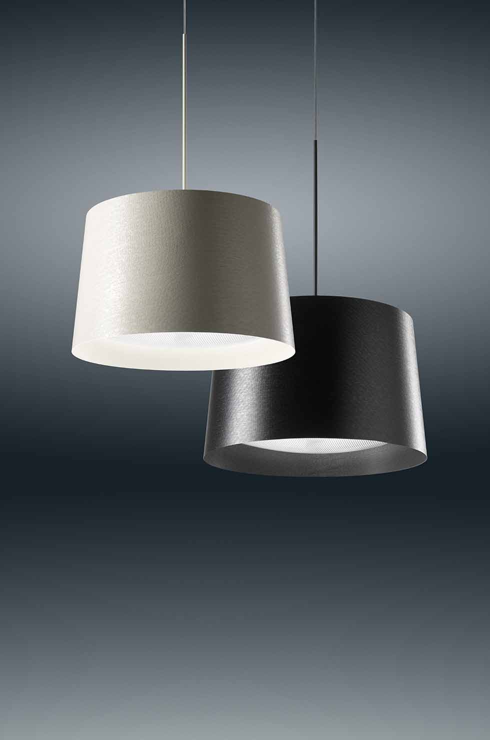 Zwei moderne Twiggy Pendelleuchten von Foscarini in Beige und Schwarz, Hängeleuchten für Wohnzimmer und Esszimmer.