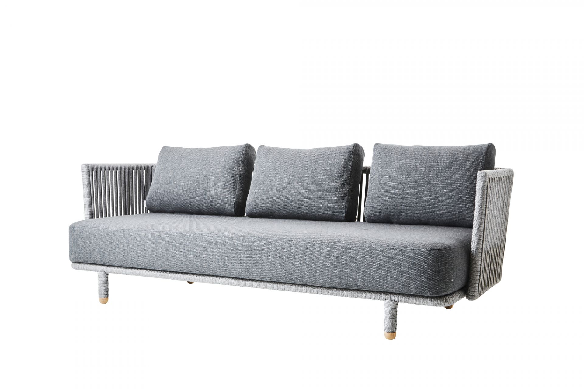 Graues Moments Outdoor Sofa von Cane-Line, 3-Sitzer mit Kissen, für Garten und Terrasse.