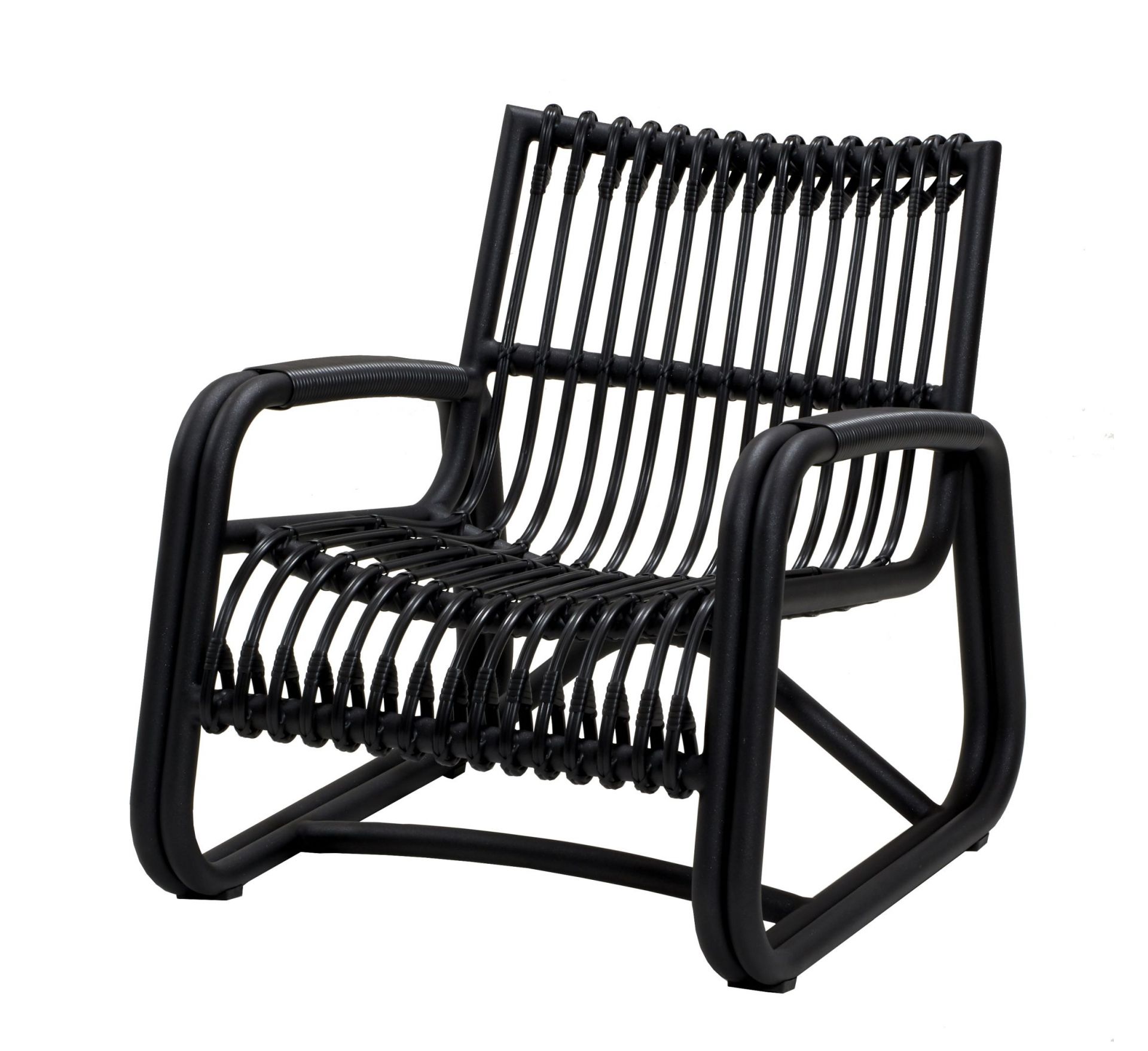 Curve Loungesessel Lavagrau von Cane-Line: Schwarzer Outdoor Sessel aus Rattan, geeignet für Garten und Terrasse.