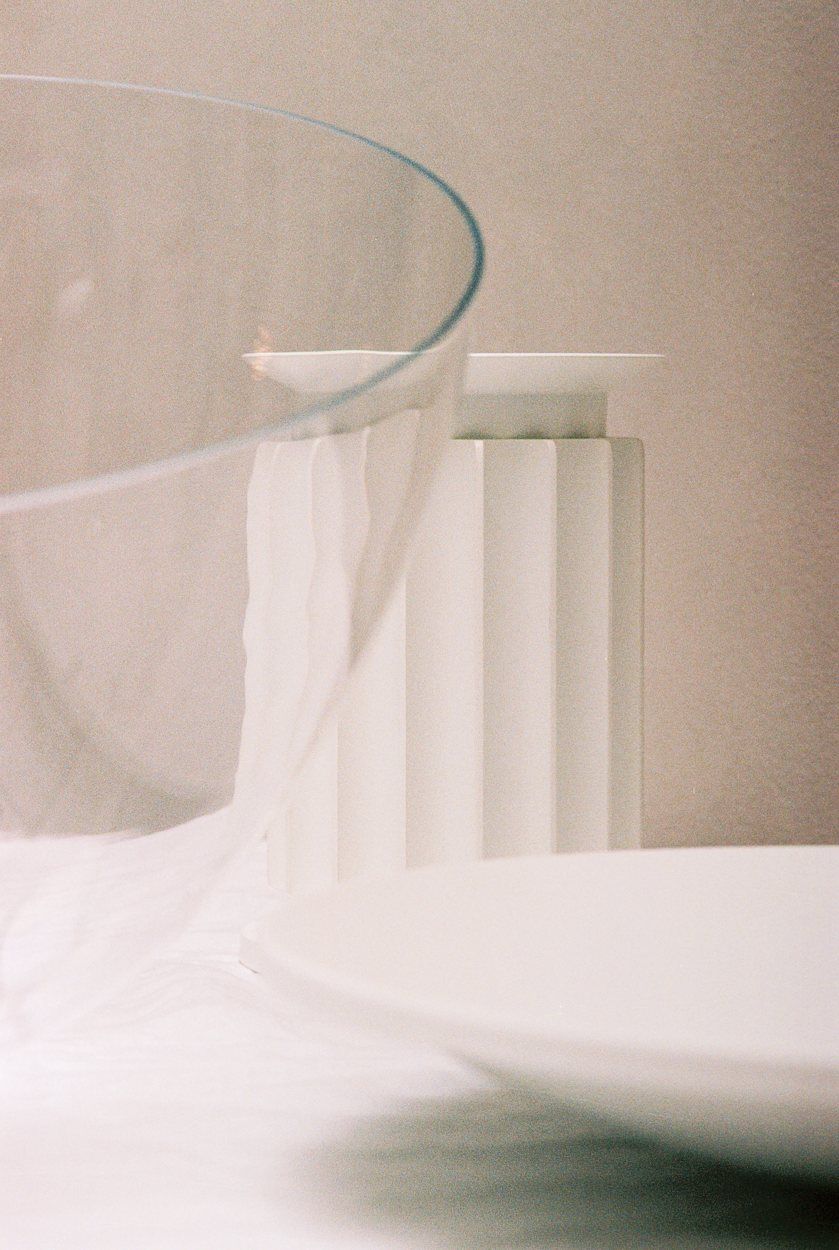 Detailaufnahme der Taccia LED Tischleuchte von Flos, matt weißes Glas, modernes Design.