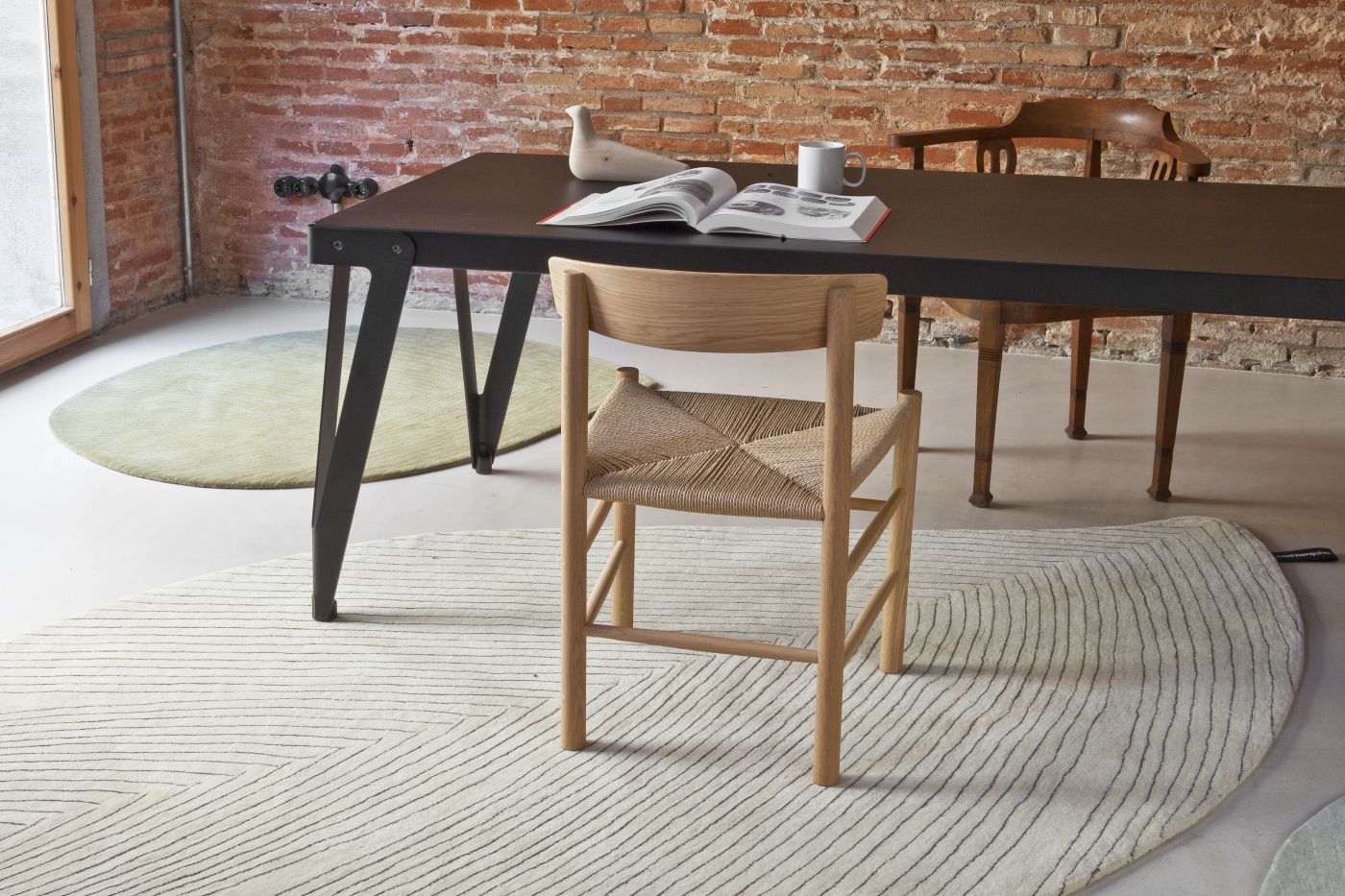 Nanimarquina Quill Teppich, 150x260 cm, mit feinen Linien im Wohnzimmer unter Esstisch und Stühlen.