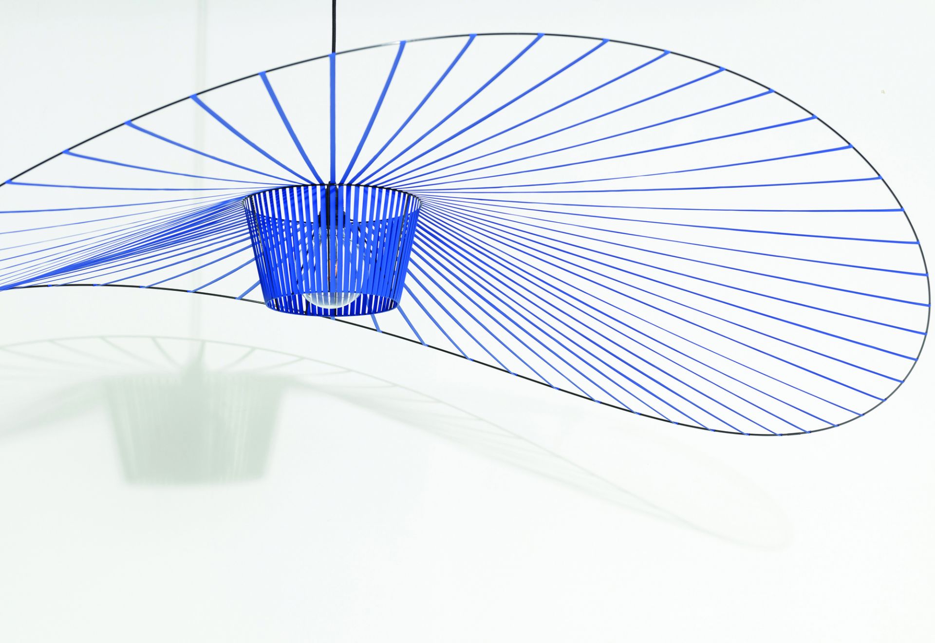 Vertigo Pendelleuchte Groß Kobaltblau von Petite Friture, moderne Hängelampe mit blauem Lampenschirm und filigranem Design.