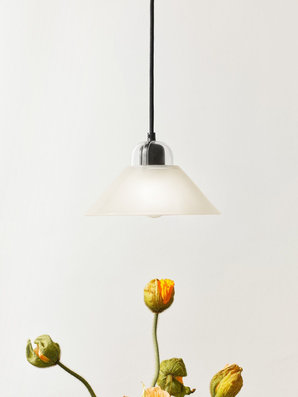 Weiße Kalo Lampe von Design House Stockholm, eine moderne Pendelleuchte für stilvolle Innenräume.