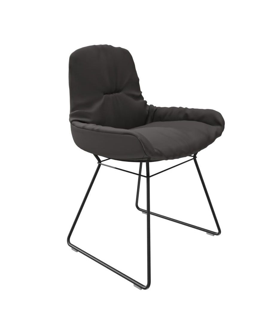 Leya Stuhl mit niedriger Armlehne in Sahara Leder und schwarzem Drahtgestell.