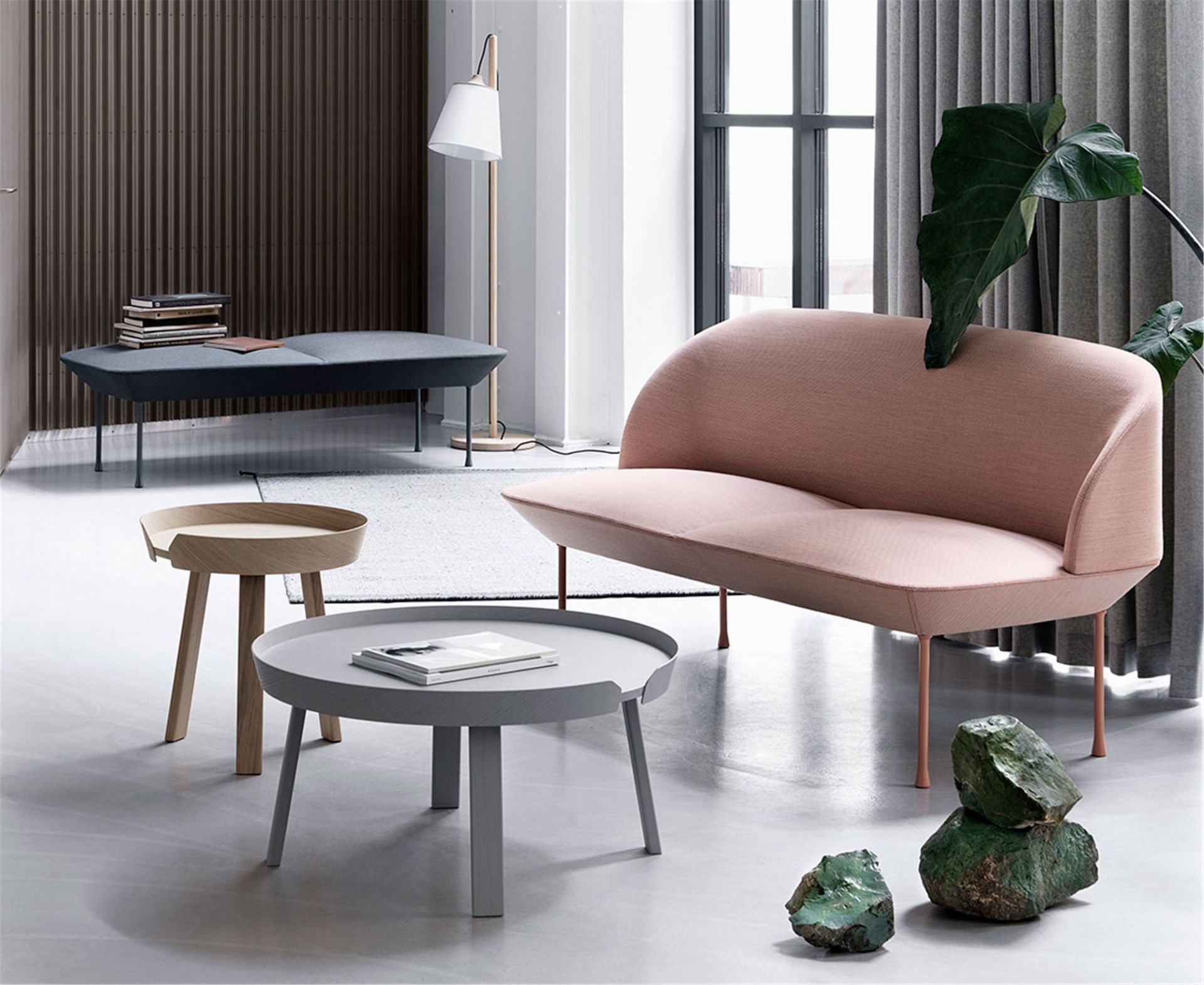 Helle Inneneinrichtung mit Muuto Pull Floor Lamp Stehleuchte, Sofa, Beistelltischen und Dekoration.