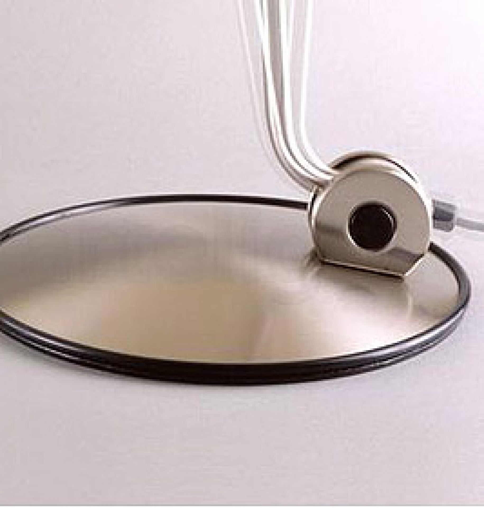 Detailaufnahme des Fußes der modernen Elle LED Stehleuchte. Silberfarbenes Design für Wohnzimmer und Büro.