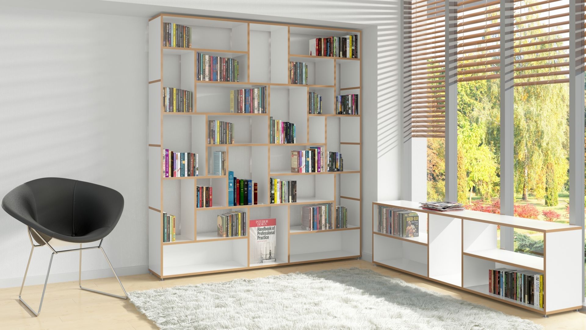 Hanibal Regal niedrig von Tojo, ein weißes Bücherregal mit Holzrahmen, gefüllt mit Büchern.