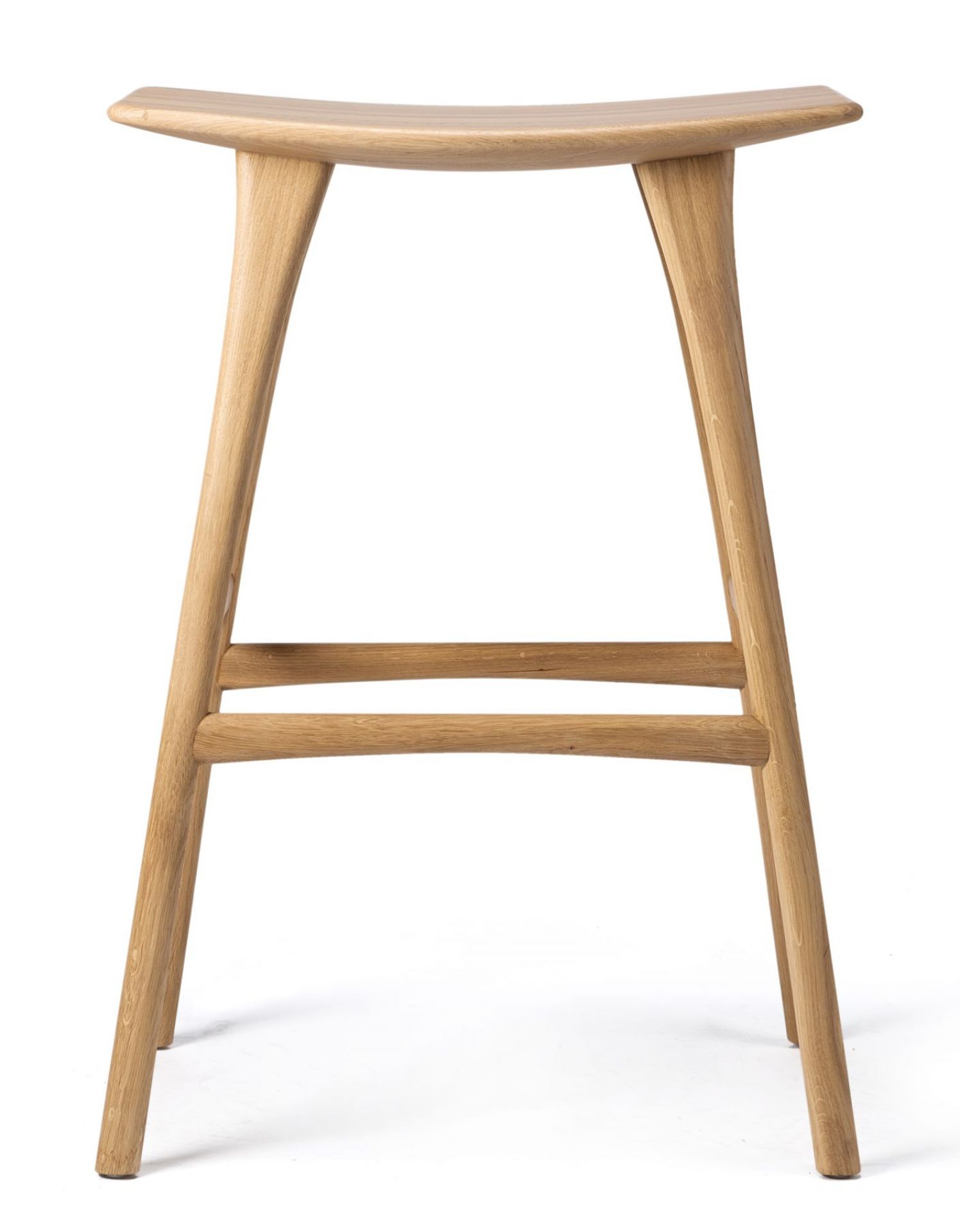 Osso Barhocker aus Eiche von Ethnicraft: Moderner, minimalistischer Hocker mit Sitzfläche und Fußstütze aus hellem Holz.