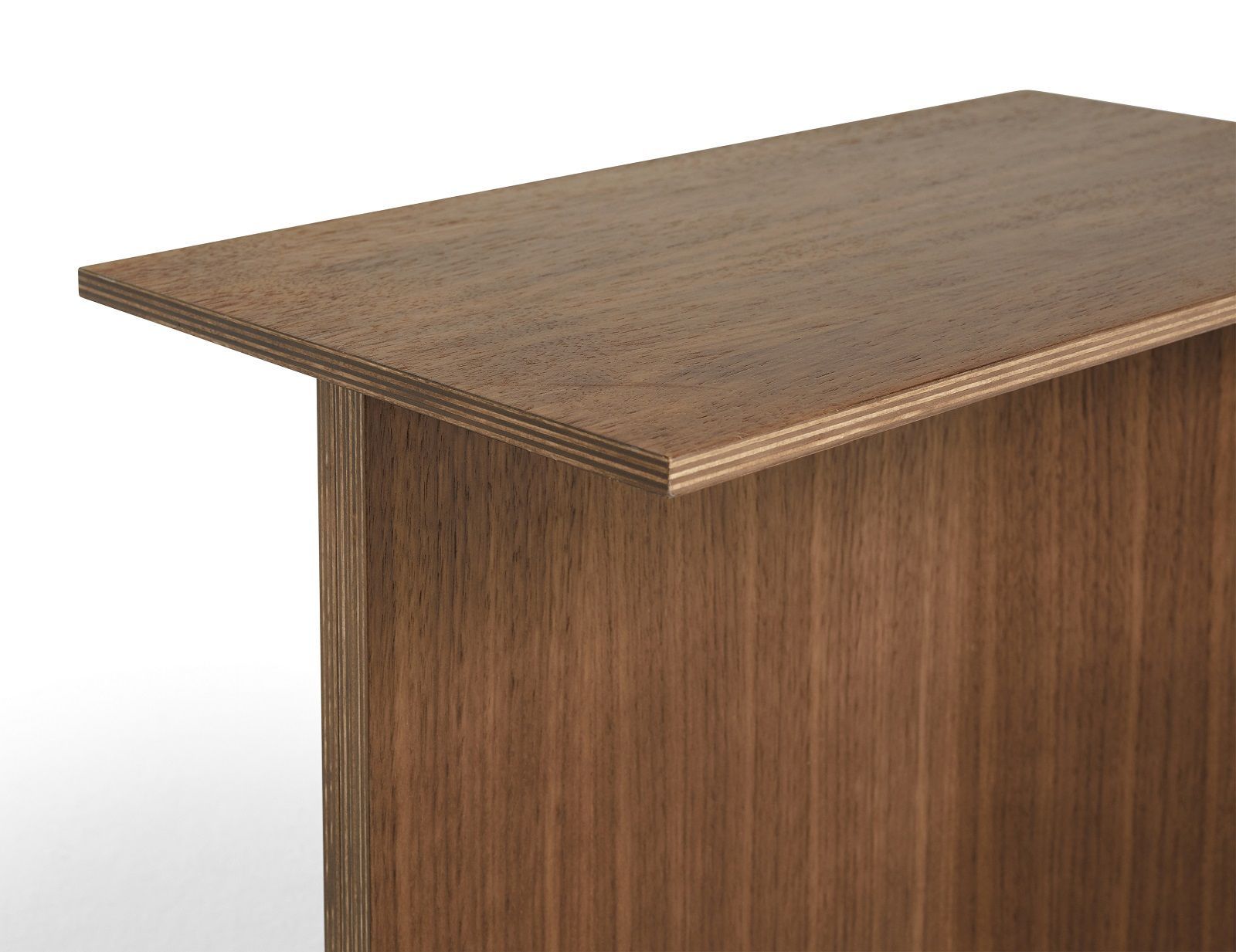 Detailansicht des Slit Table Wood von Hay, ein rechteckiger Beistelltisch aus Holz.