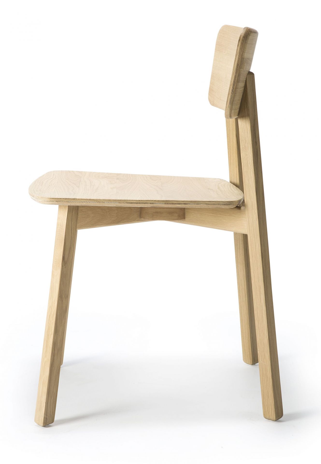 Casale Stuhl aus Eiche von Ethnicraft, lackiert, ohne Armlehne, Seitenansicht auf weißem Hintergrund.