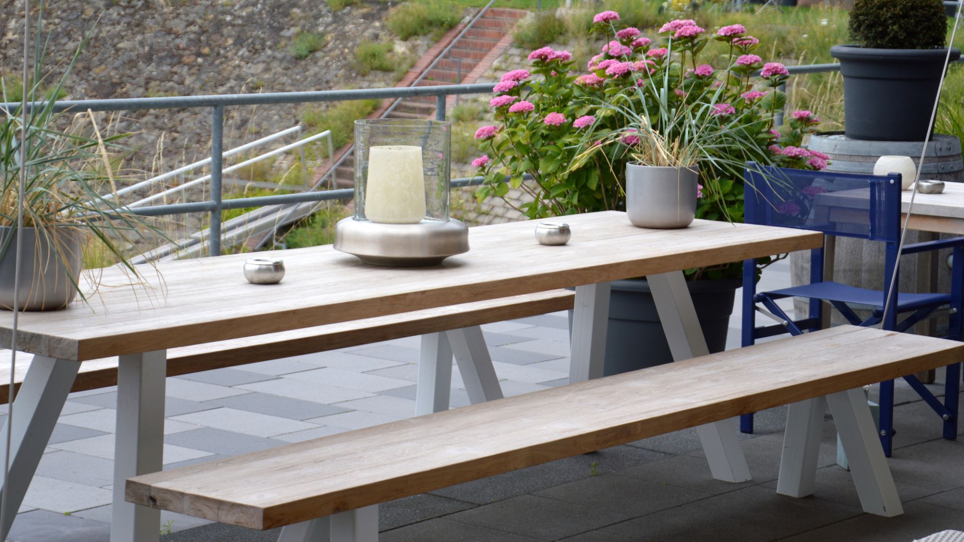 Bradford Tisch von Jan Kurtz, 240 cm, Natur/Weiß, mit Bank und Dekoration im Außenbereich.